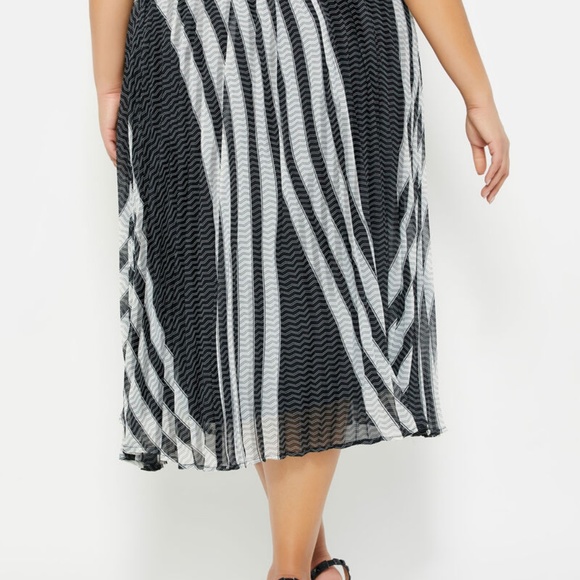 3X (22/24) PLUS SIZE NWT Pleated Stripe Skirt - Picture 2 of 3